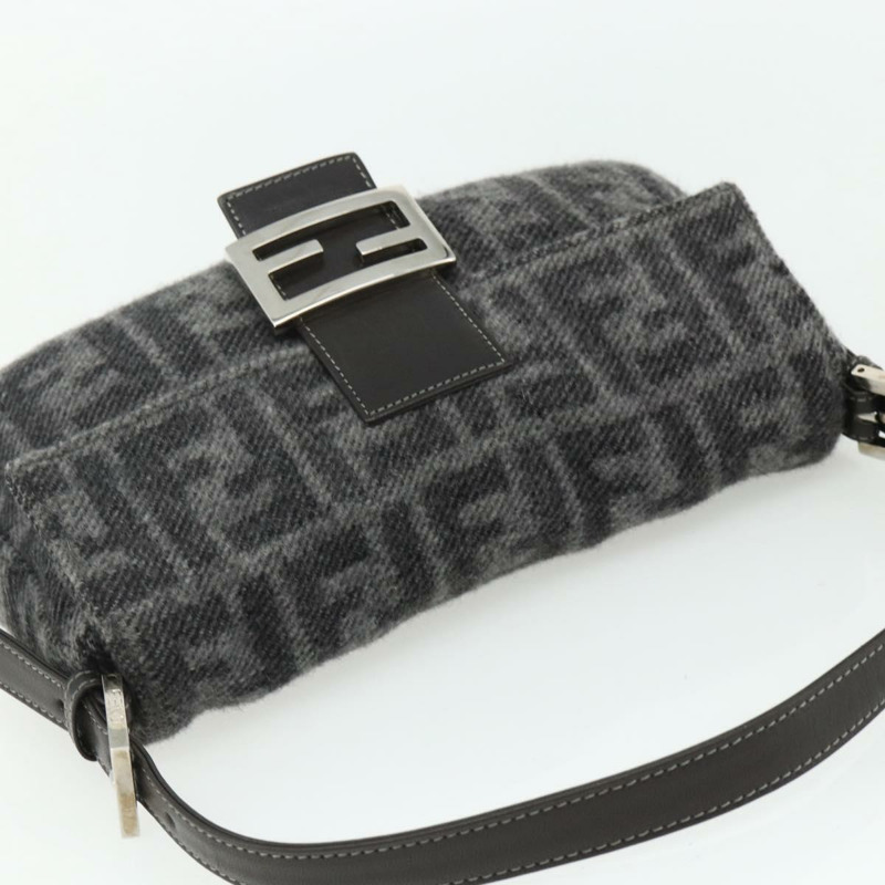 【日本直送】FENDI Zucca 帆布 Mamma Baguette 包羊絨灰銀色正品 176501SAV-5