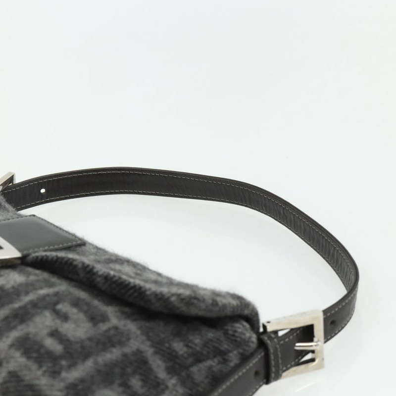 【日本直送】FENDI Zucca 帆布 Mamma Baguette 包羊絨灰銀色正品 176501SAV-7