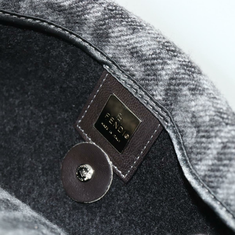 【日本直送】FENDI Zucca 帆布 Mamma Baguette 包羊絨灰銀色正品 176501SAV-8