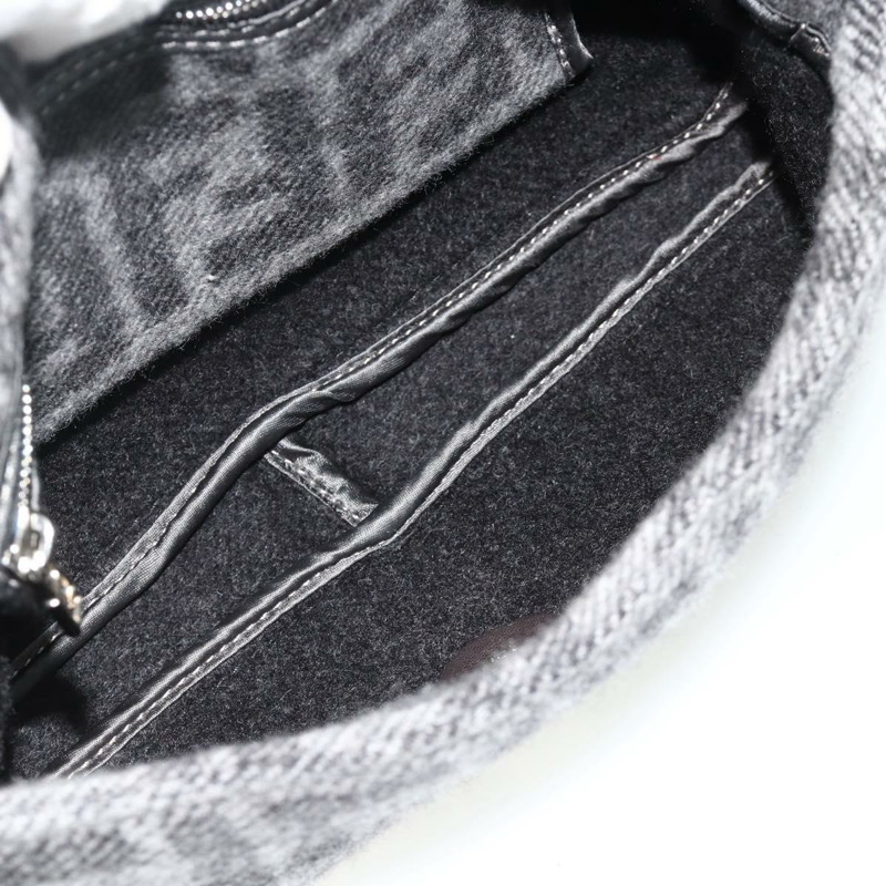 【日本直送】FENDI Zucca 帆布 Mamma Baguette 包羊絨灰銀色正品 176501SAV-9