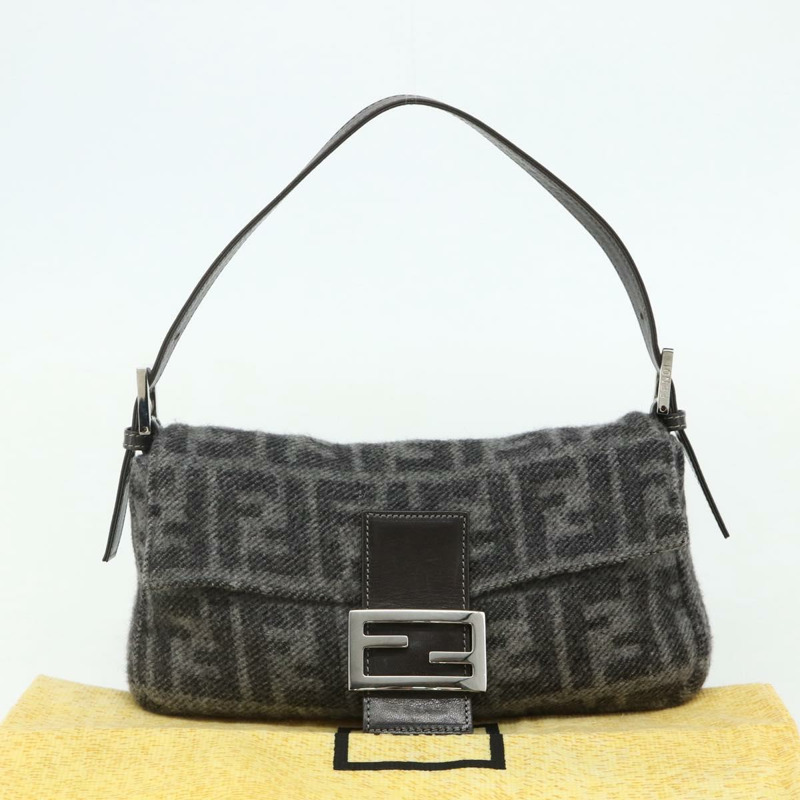 【日本直送】FENDI Zucca 帆布 Mamma Baguette 包羊絨灰銀色正品 176501SAV-11