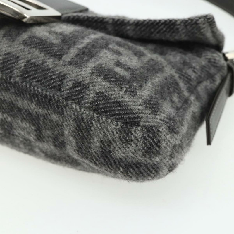 【日本直送】FENDI Zucca 帆布 Mamma Baguette 包羊絨灰銀色正品 176501SAV-13