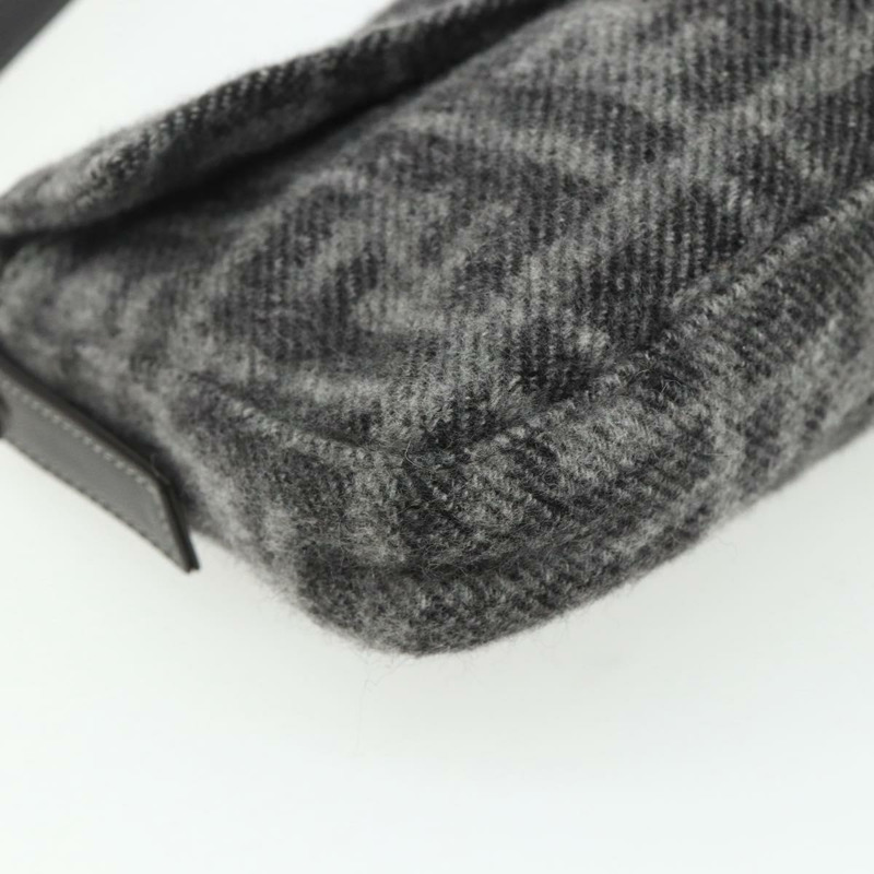 【日本直送】FENDI Zucca 帆布 Mamma Baguette 包羊絨灰銀色正品 176501SAV-14