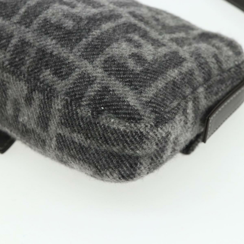 【日本直送】FENDI Zucca 帆布 Mamma Baguette 包羊絨灰銀色正品 176501SAV-15