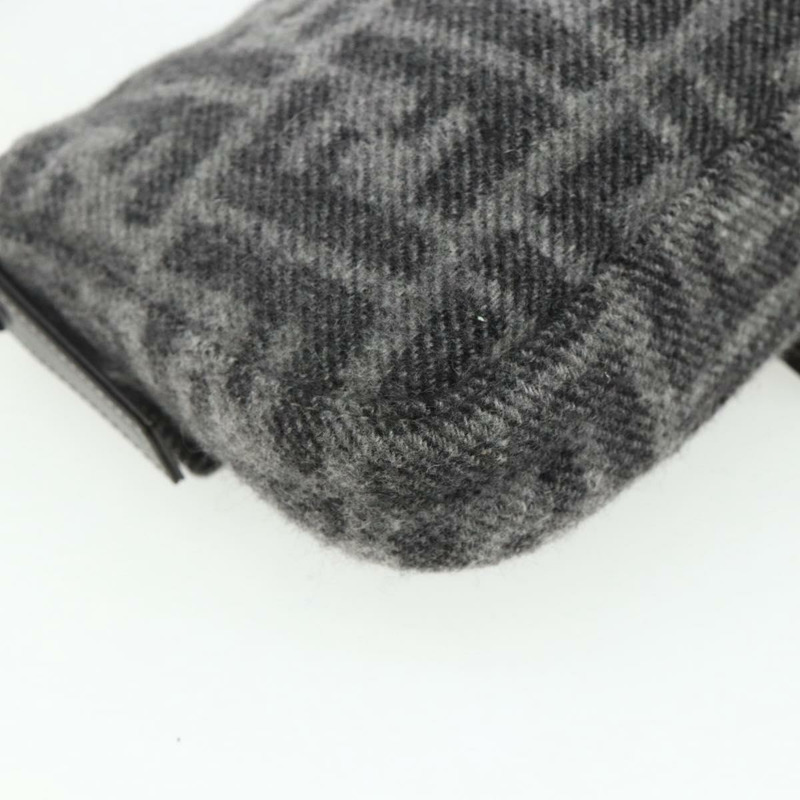 【日本直送】FENDI Zucca 帆布 Mamma Baguette 包羊絨灰銀色正品 176501SAV-16