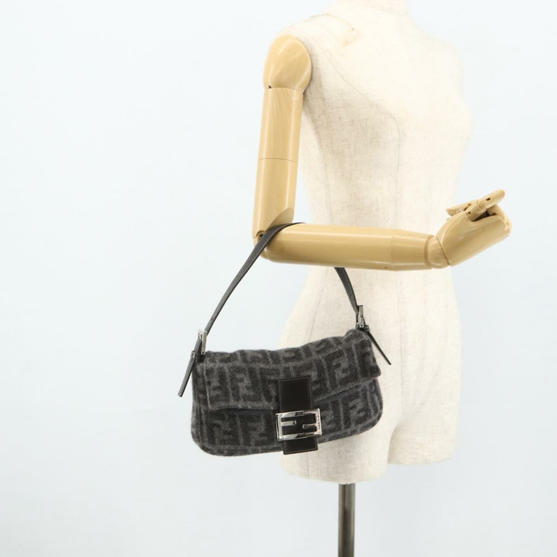 【日本直送】FENDI Zucca 帆布 Mamma Baguette 包羊絨灰銀色正品 176501SAV-22