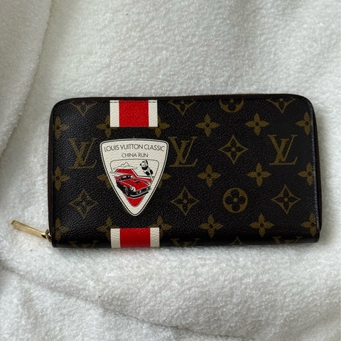 （閒置品）Lv限量賽車徽章商務長夾