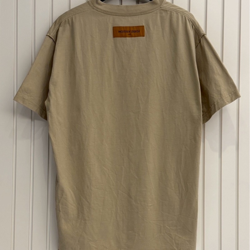 LV卡其胸前浮雕短袖-1