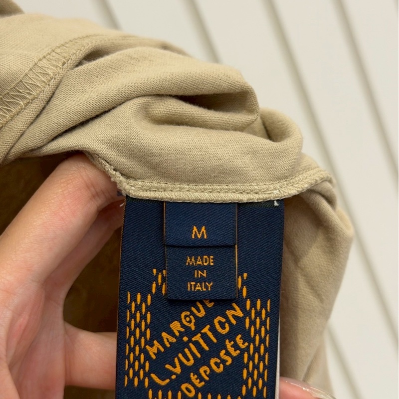 LV卡其胸前浮雕短袖-4