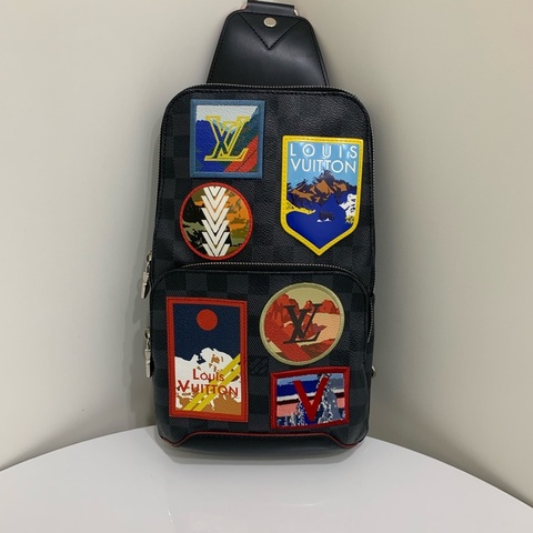 99新Louis Vuitton路易威登 黑棋盤格拼徽章塗鴉印花男士單肩斜挎胸包  尺寸；20*10*31