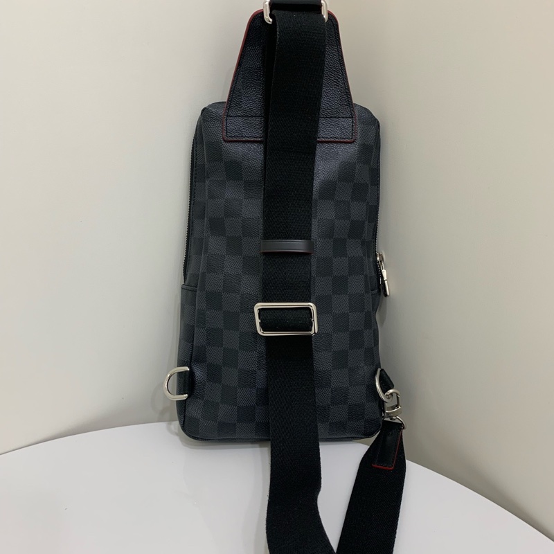99新Louis Vuitton路易威登 黑棋盤格拼徽章塗鴉印花男士單肩斜挎胸包  尺寸；20*10*31-1