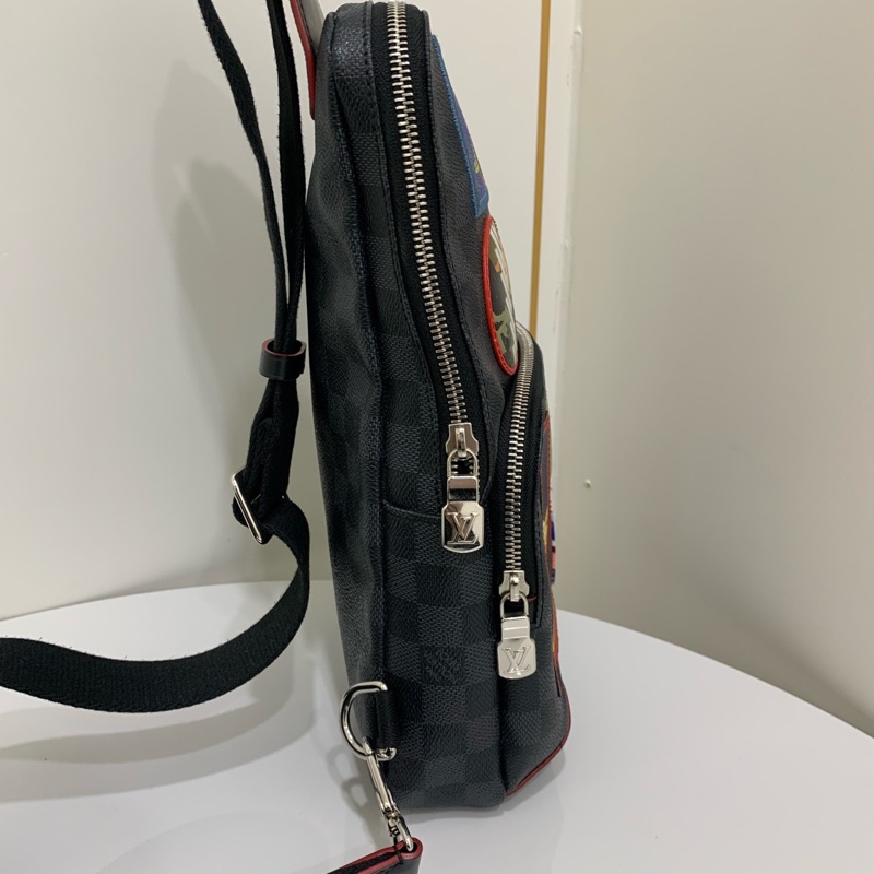 99新Louis Vuitton路易威登 黑棋盤格拼徽章塗鴉印花男士單肩斜挎胸包  尺寸；20*10*31-2