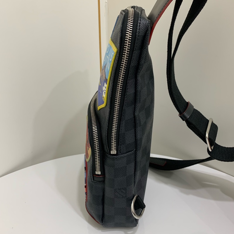 99新Louis Vuitton路易威登 黑棋盤格拼徽章塗鴉印花男士單肩斜挎胸包  尺寸；20*10*31-3