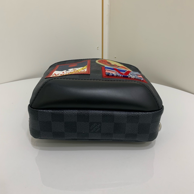 99新Louis Vuitton路易威登 黑棋盤格拼徽章塗鴉印花男士單肩斜挎胸包  尺寸；20*10*31-4