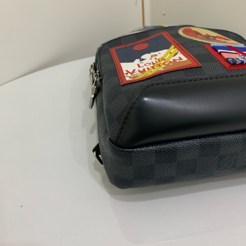 99新Louis Vuitton路易威登 黑棋盤格拼徽章塗鴉印花男士單肩斜挎胸包  尺寸；20*10*31-6