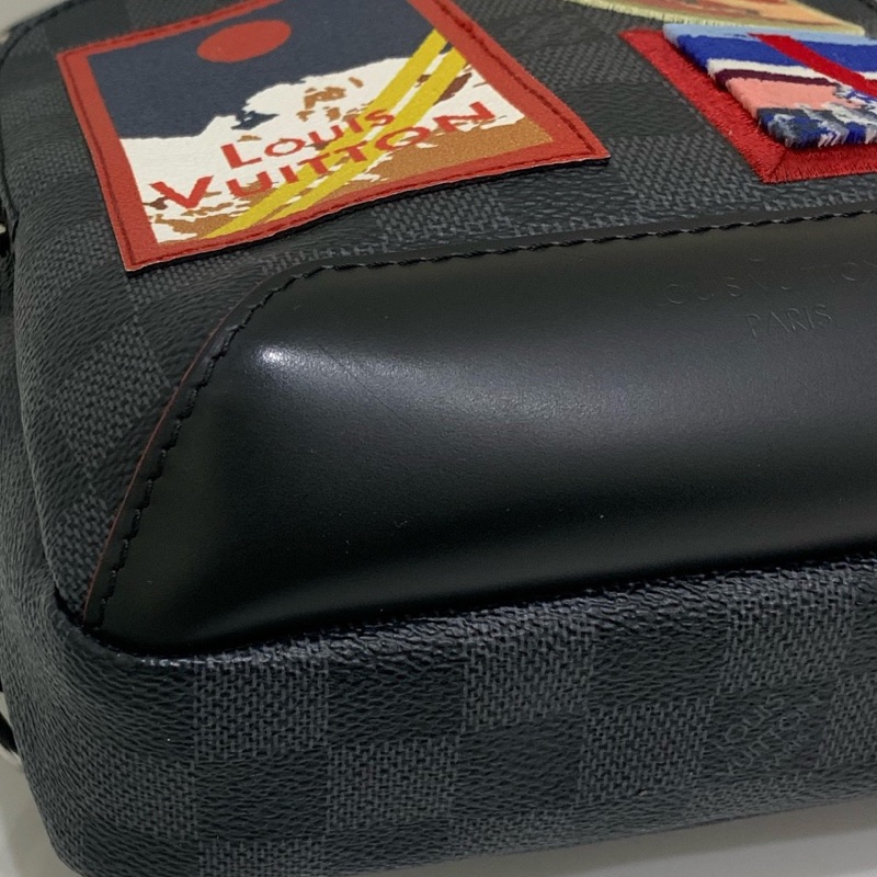 99新Louis Vuitton路易威登 黑棋盤格拼徽章塗鴉印花男士單肩斜挎胸包  尺寸；20*10*31-8