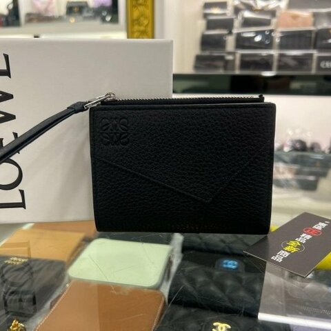 東區正精品㊣LOEWE PUZZLE C510W73X16 全新黑色荔枝牛皮拼接全皮對開銀釦拉鍊釦子短夾 RZ6400