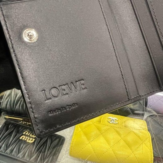 東區正精品㊣LOEWE PUZZLE C510W73X16 全新黑色荔枝牛皮拼接全皮對開銀釦拉鍊釦子短夾 RZ6400-4
