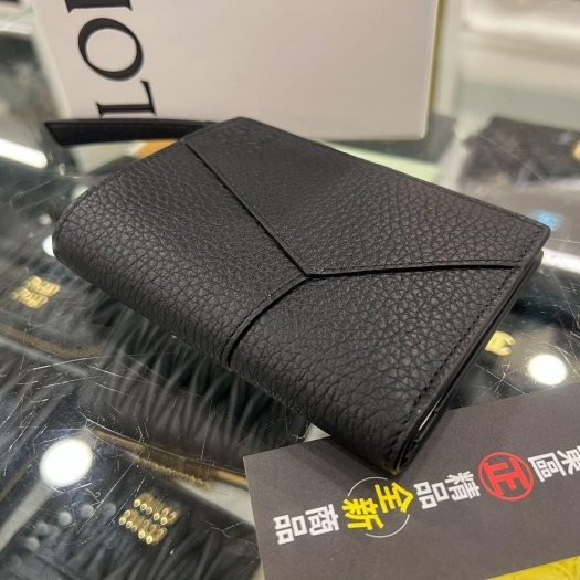 東區正精品㊣LOEWE PUZZLE C510W73X16 全新黑色荔枝牛皮拼接全皮對開銀釦拉鍊釦子短夾 RZ6400-6