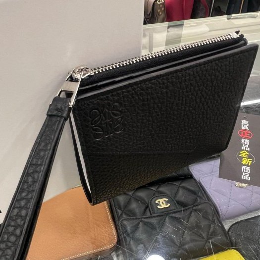 東區正精品㊣LOEWE PUZZLE C510W73X16 全新黑色荔枝牛皮拼接全皮對開銀釦拉鍊釦子短夾 RZ6400-8
