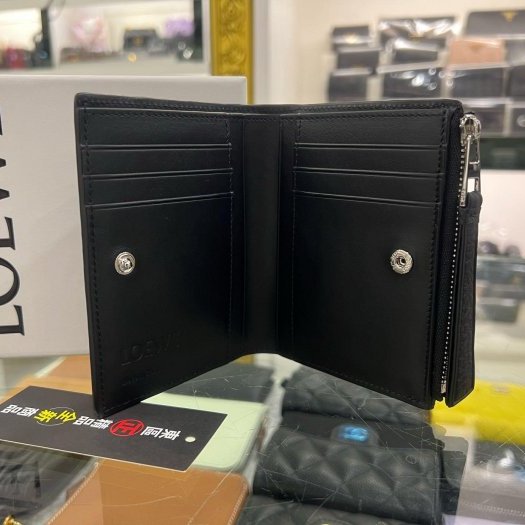 東區正精品㊣LOEWE PUZZLE C510W73X16 全新黑色荔枝牛皮拼接全皮對開銀釦拉鍊釦子短夾 RZ6400-10