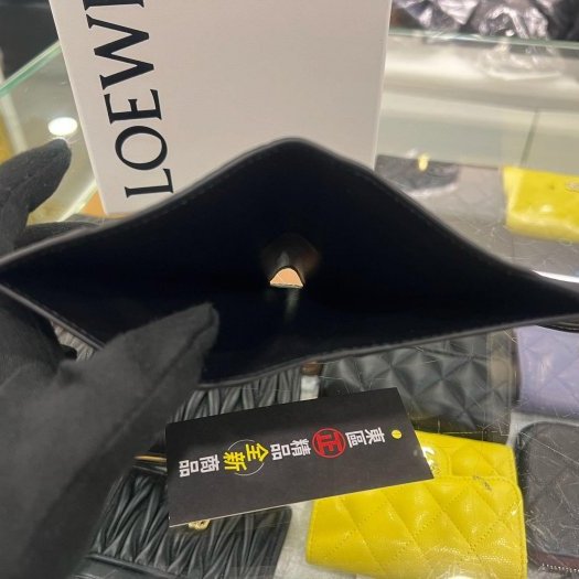 東區正精品㊣LOEWE PUZZLE C510W73X16 全新黑色荔枝牛皮拼接全皮對開銀釦拉鍊釦子短夾 RZ6400-11