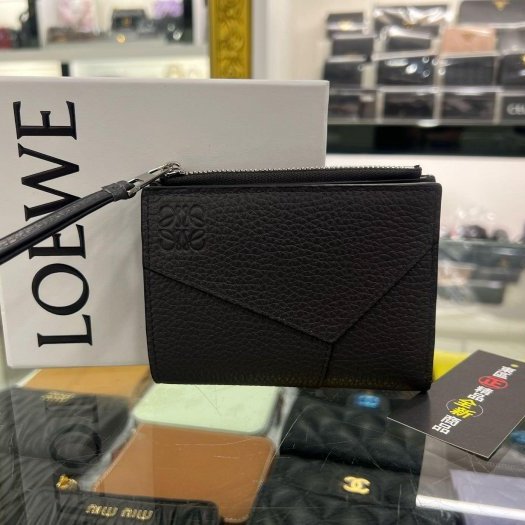 東區正精品㊣LOEWE PUZZLE C510W73X16 全新灰色荔枝牛皮拼接全皮對開銀釦拉鍊釦子短夾 RZ6401-0