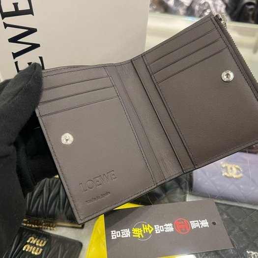 東區正精品㊣LOEWE PUZZLE C510W73X16 全新灰色荔枝牛皮拼接全皮對開銀釦拉鍊釦子短夾 RZ6401-1