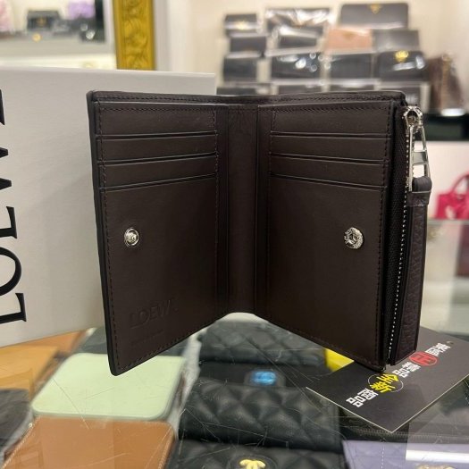 東區正精品㊣LOEWE PUZZLE C510W73X16 全新灰色荔枝牛皮拼接全皮對開銀釦拉鍊釦子短夾 RZ6401-2