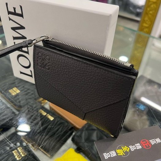 東區正精品㊣LOEWE PUZZLE C510W73X16 全新灰色荔枝牛皮拼接全皮對開銀釦拉鍊釦子短夾 RZ6401-5