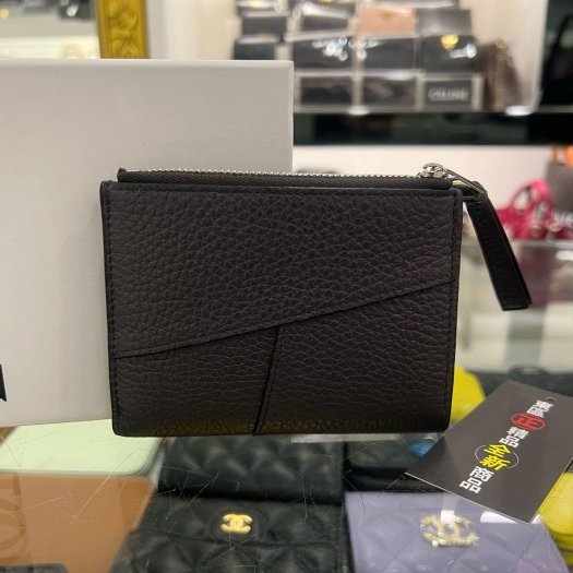 東區正精品㊣LOEWE PUZZLE C510W73X16 全新灰色荔枝牛皮拼接全皮對開銀釦拉鍊釦子短夾 RZ6401-7