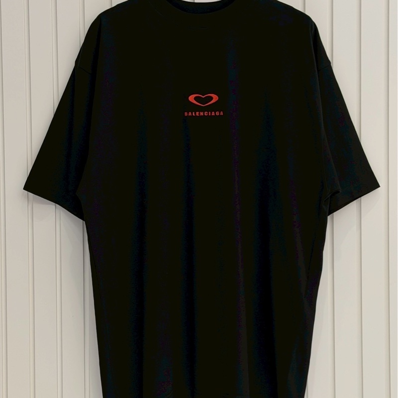 巴黎世家黑紅愛心刺繡短袖-0