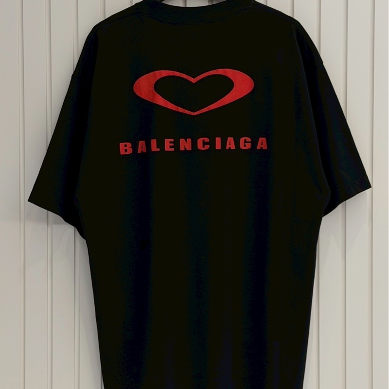 巴黎世家黑紅愛心刺繡短袖-1