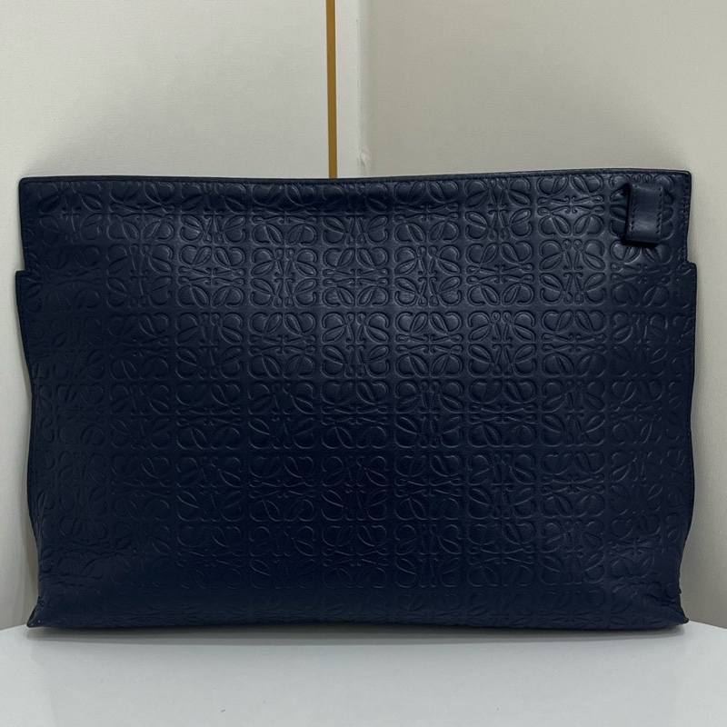 羅意威/Loewe 藍色壓紋手拿包 尺寸；28*20*3  🈚附件-1