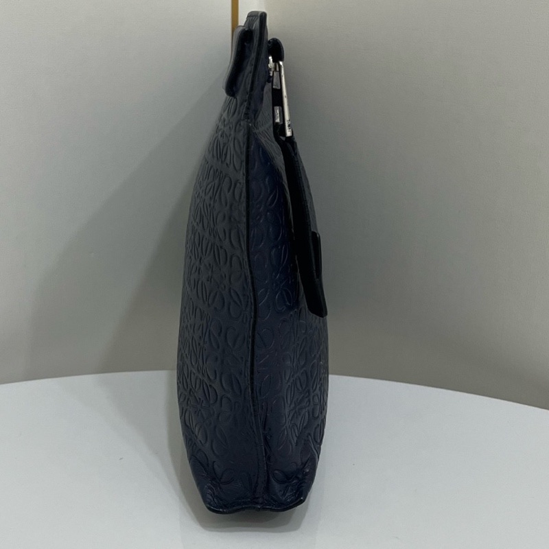 羅意威/Loewe 藍色壓紋手拿包 尺寸；28*20*3  🈚附件-2