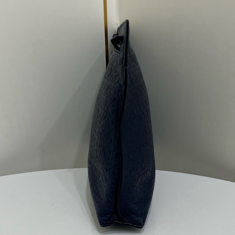 羅意威/Loewe 藍色壓紋手拿包 尺寸；28*20*3  🈚附件-3