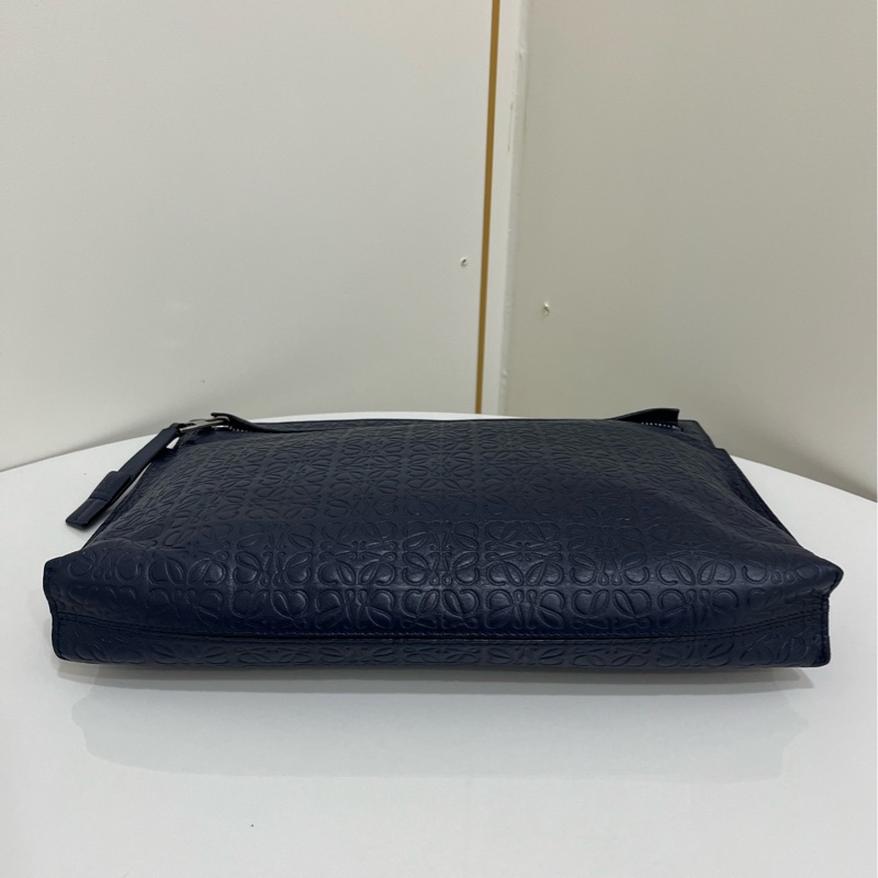 羅意威/Loewe 藍色壓紋手拿包 尺寸；28*20*3  🈚附件-4