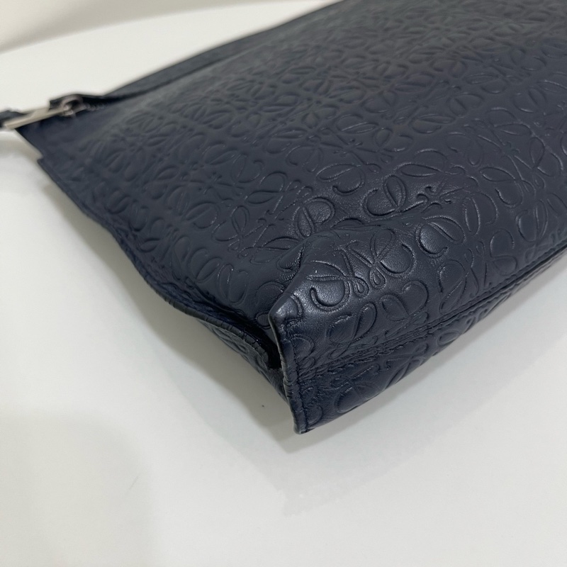 羅意威/Loewe 藍色壓紋手拿包 尺寸；28*20*3  🈚附件-6