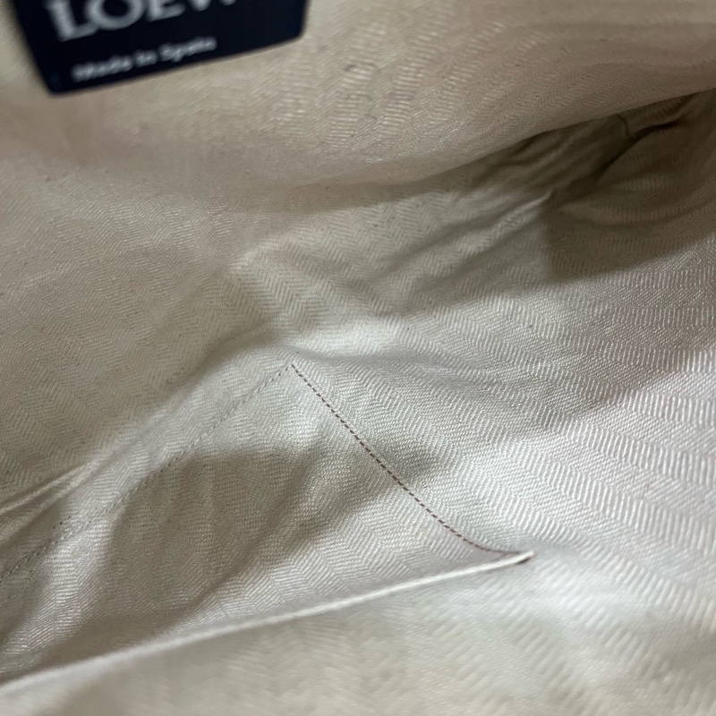 羅意威/Loewe 藍色壓紋手拿包 尺寸；28*20*3  🈚附件-7