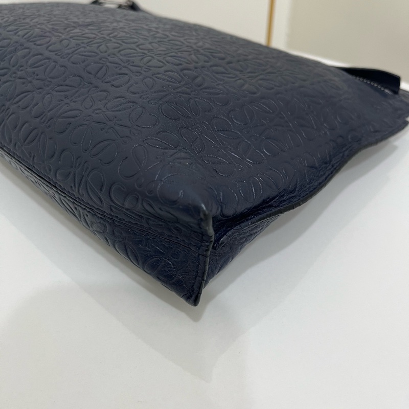 羅意威/Loewe 藍色壓紋手拿包 尺寸；28*20*3  🈚附件-8