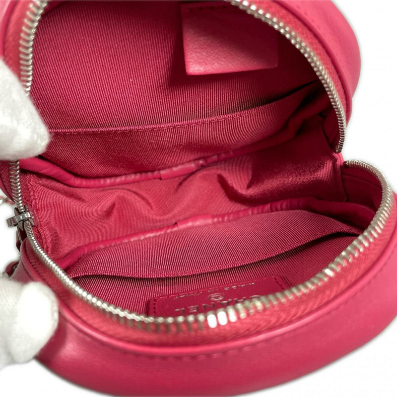 香奈兒 (Chanel) 圓形鏈條肩背包，飾有 Coco 標誌，絎縫迷你款，羊皮，A70657 粉紅色-8