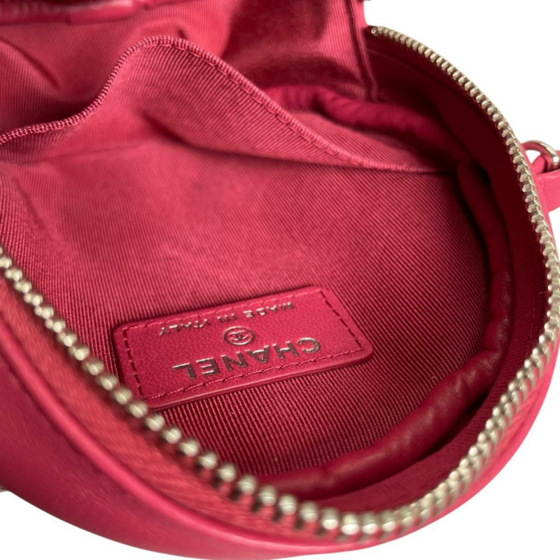 香奈兒 (Chanel) 圓形鏈條肩背包，飾有 Coco 標誌，絎縫迷你款，羊皮，A70657 粉紅色-10