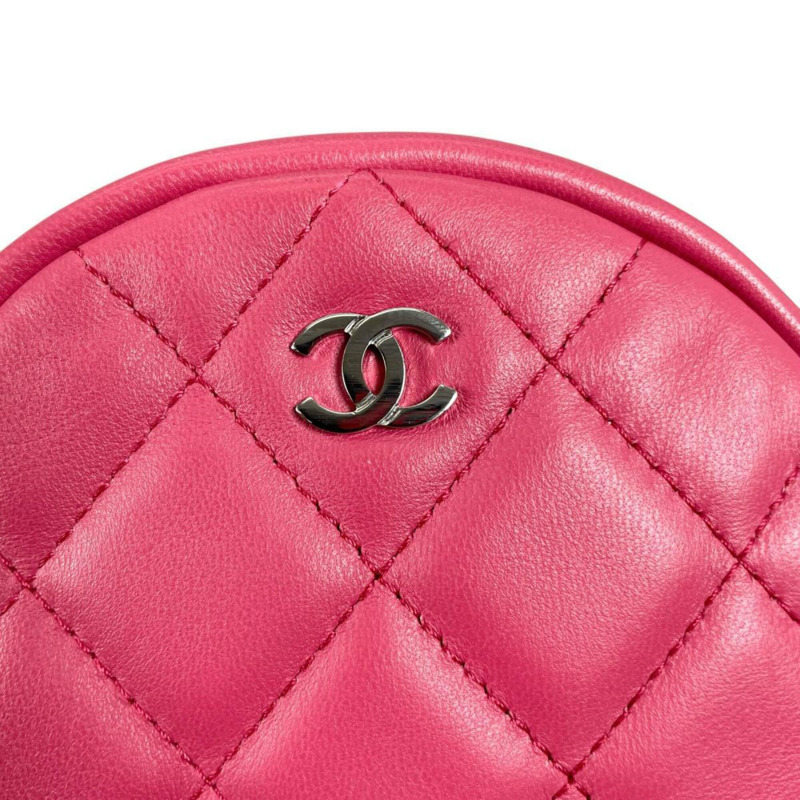 香奈兒 (Chanel) 圓形鏈條肩背包，飾有 Coco 標誌，絎縫迷你款，羊皮，A70657 粉紅色-12