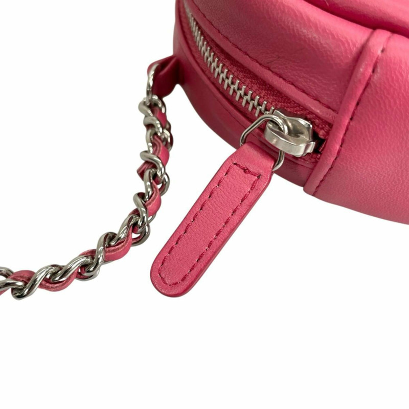 香奈兒 (Chanel) 圓形鏈條肩背包，飾有 Coco 標誌，絎縫迷你款，羊皮，A70657 粉紅色-13