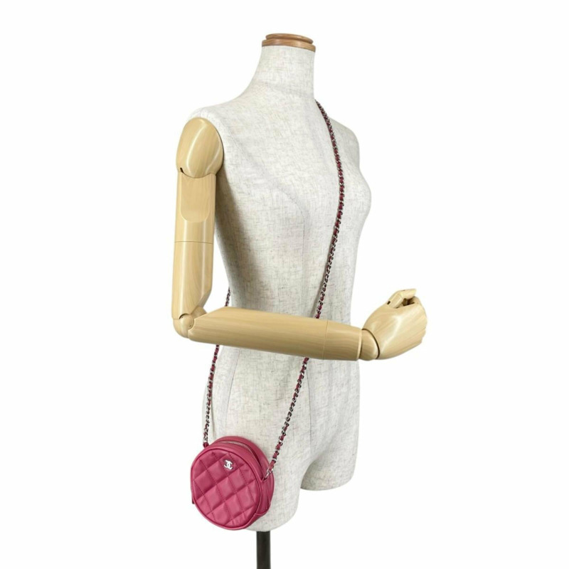 香奈兒 (Chanel) 圓形鏈條肩背包，飾有 Coco 標誌，絎縫迷你款，羊皮，A70657 粉紅色-15