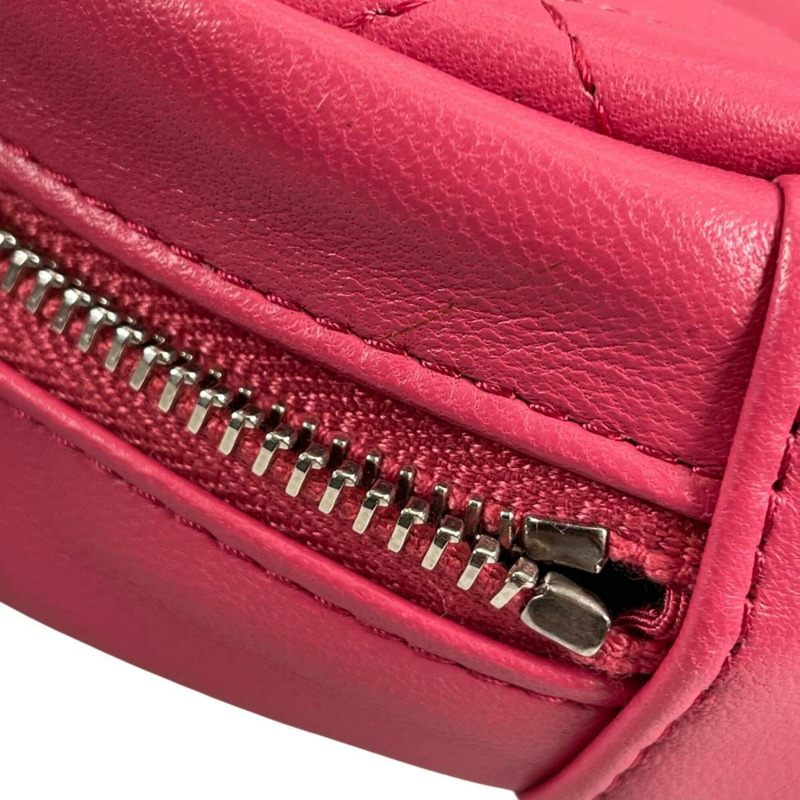 香奈兒 (Chanel) 圓形鏈條肩背包，飾有 Coco 標誌，絎縫迷你款，羊皮，A70657 粉紅色-16