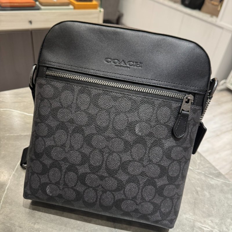 【全新品🔥】Coach經典滿版拼接皮革直立式斜背包-0