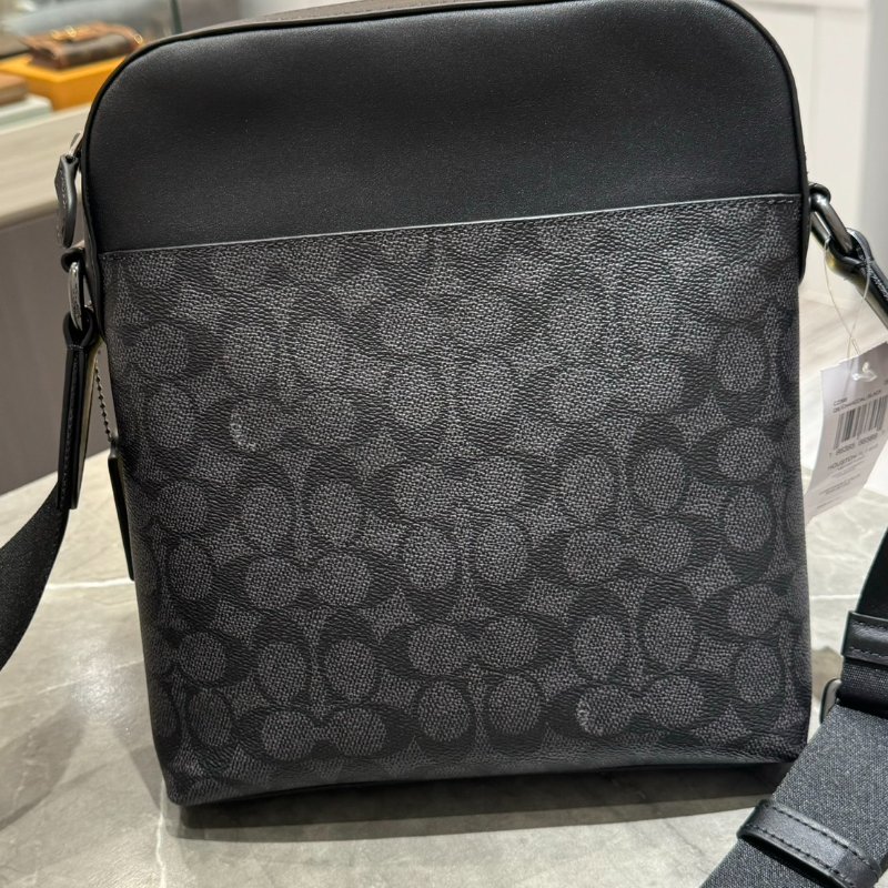 【全新品🔥】Coach經典滿版拼接皮革直立式斜背包-1