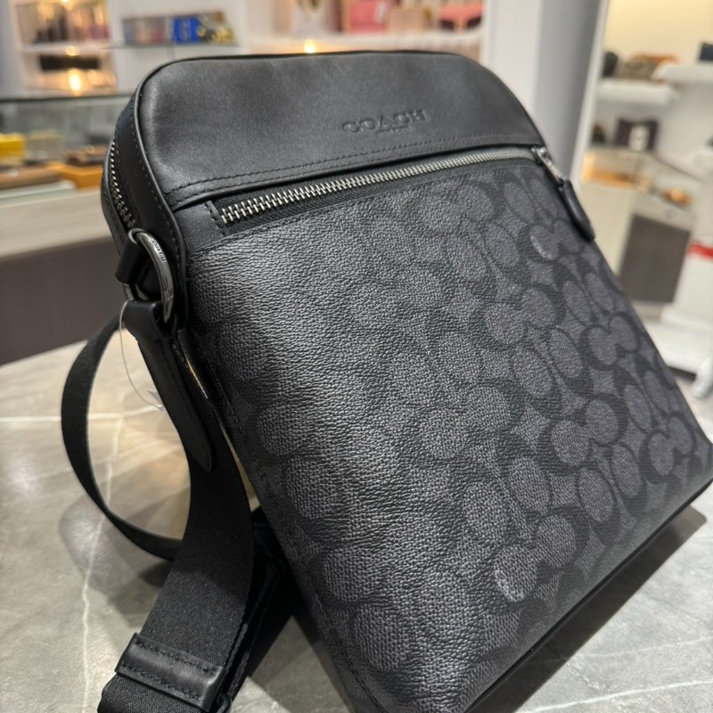 【全新品🔥】Coach經典滿版拼接皮革直立式斜背包-2