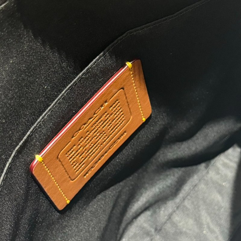 【全新品🔥】Coach經典滿版拼接皮革直立式斜背包-3